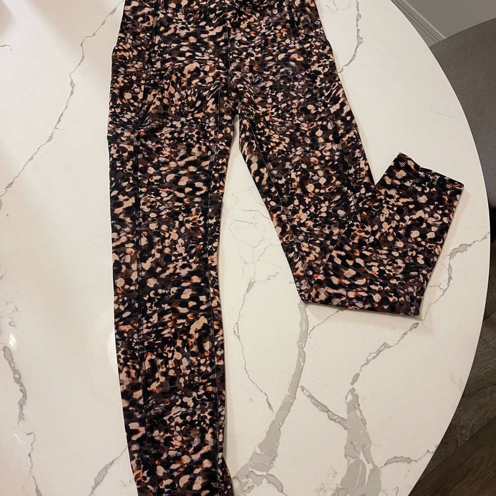 Lululemon legging INVIGORATE HIGH-RISE TIGHT 25"
Motion Flux Multi
Size: 4